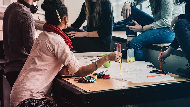 Gruppe Studierender am Tisch