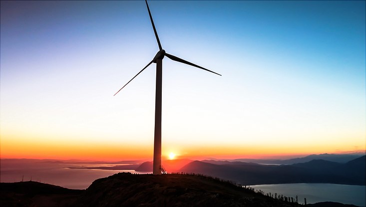 Windrad bei Sonnenuntergang