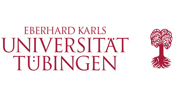 In dunkelroter Schrift mit Serifen steht in drei Zeilen Eberhard Karls Universität Tübingen, rechts daneben ist ein abstrahierter Laubbaum mit Wurzelballen, ebenfalls in dunkelrot