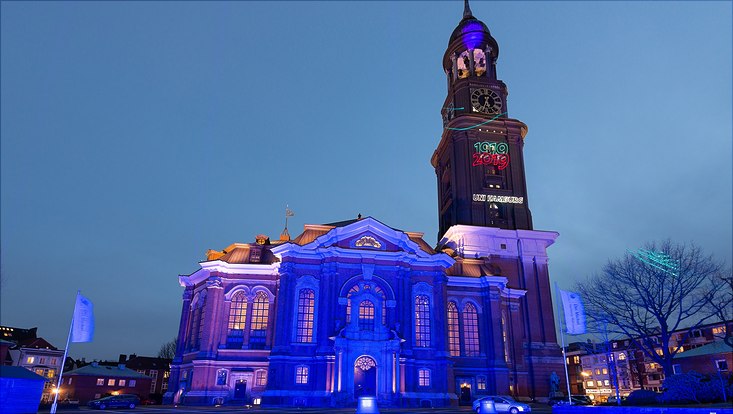 Hamburger Wahrzeichen grüßen die Universität