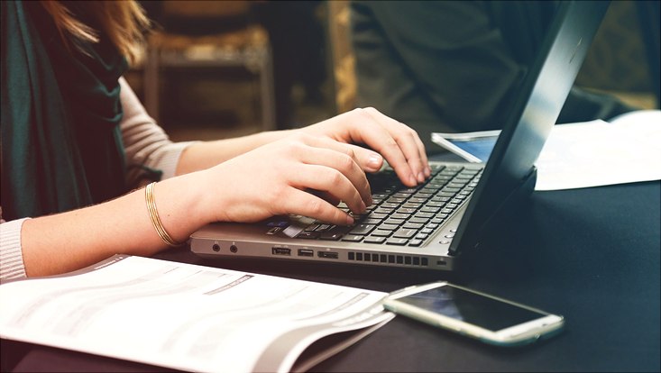 Frau scheibt am Computer