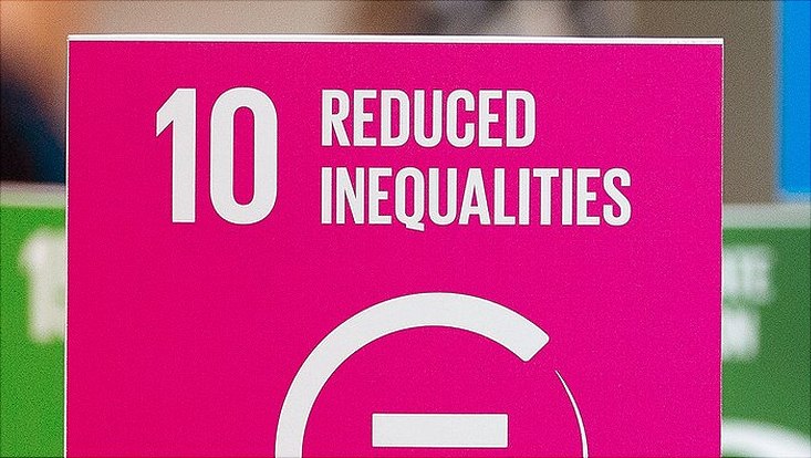 SDG-Würfel mit der Nummer 10 "Reduced Inequalitites"