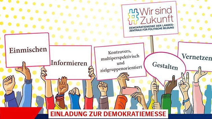 Viele Hände, die Plakate mit Stichworten zur Demokratie hochhalten, sind zu sehen.