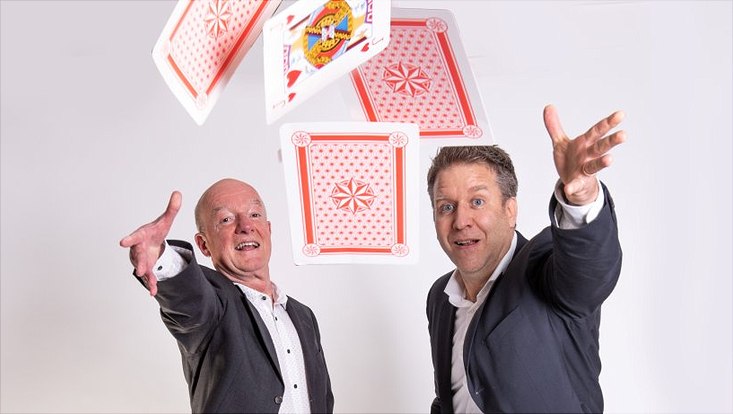 13.04.19 Wissenschaft Hamburger Professoren erklären: Was macht uns süchtig? Stephan Steinlein Prof. Dr. Rainer Thomasius (l.) und PD Dr. Tobias Effertz mit überdimensionierten Spielkarten. Prof. Dr. Rainer Thomasius (l.) und PD Dr. Tobias Effertz