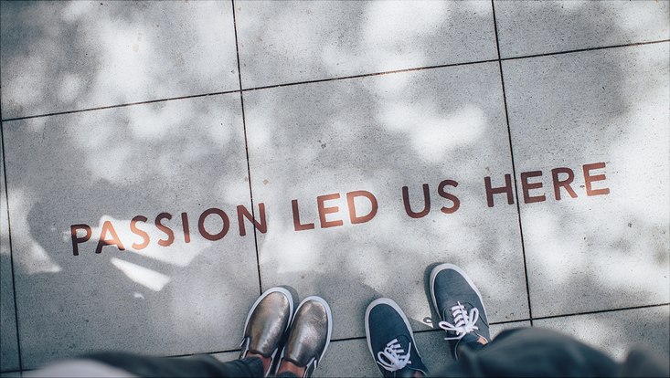 Schriftzug auf dem Boden "Passion led us here"