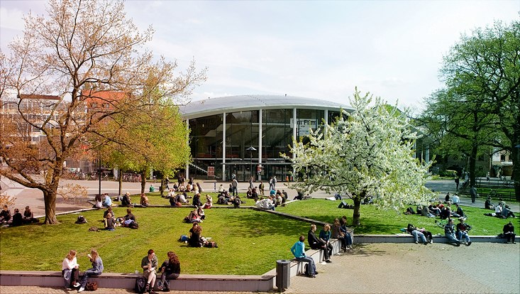 Studierende sitzen vor dem Audimax der Universität Hamburg