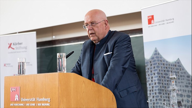 The President of the Universität Hamburg gives a speech