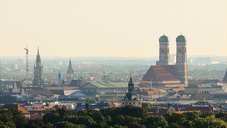 Münchner Frauenkriche und Stadtbild von erhöhter Perspektive