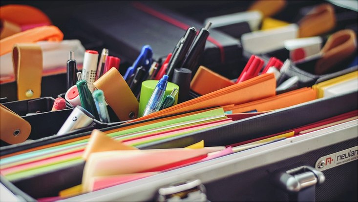 Geöffneter Workshopkoffer mit Stiften und Karten