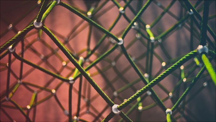 grünes Netz aus Seilen mit weißen Verbindungskugeln
