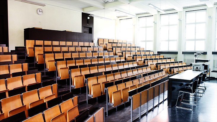 Ein leerer Hörsaal des ESA Hauptgebäudes der Universität Hamburg