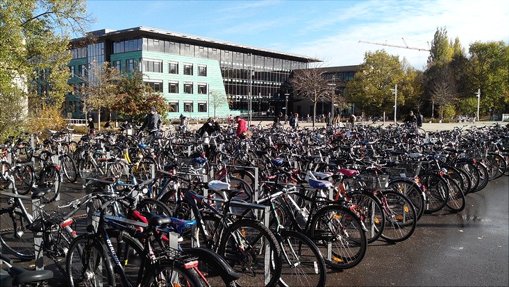 Viele Fahrräder vor der Zentral Bibliothek der Universität Greifswald