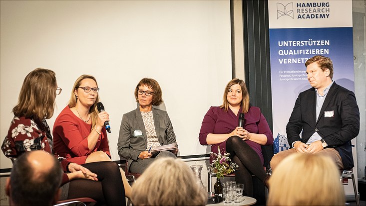 Dr. Nicole Elleuche im Gespräch mit Katharina Fegebank, der Moderatorin Petra Boberg und zwei Promovierenden aus dem Publikum.