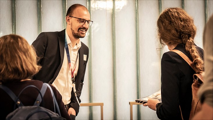 Angeregte Diskussion an einem Infostand.
