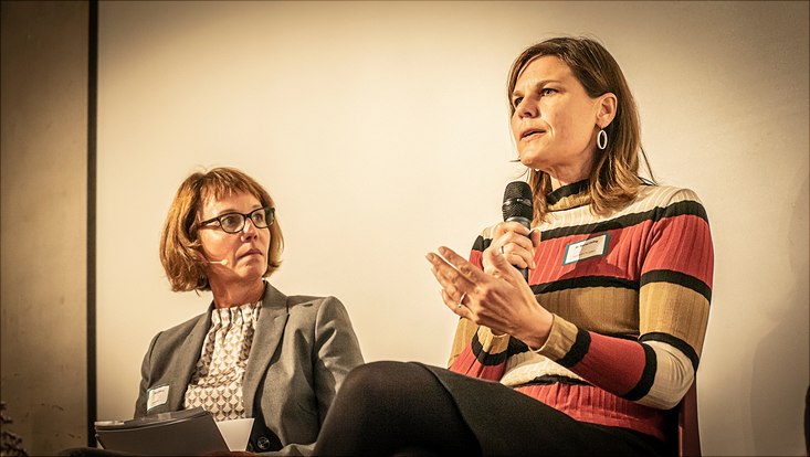 Eine Nahaufnahme von Dr. Muriel Helbig, Präsidentin der TH Lübeck, die über unterschiedliche Karrierewege spricht.