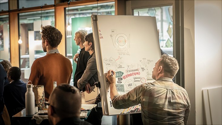 Die Ergebnisse des Karrieretags werden von einem Graphic Recorder in Form von Zeichnungen festgehalten.