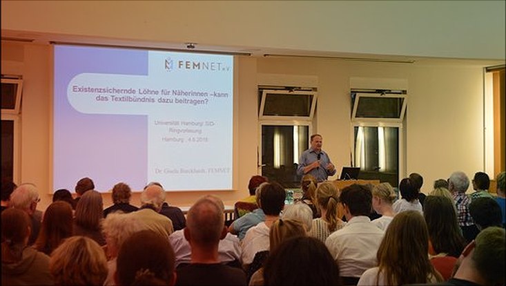 Eine Vorlesung ist gut besucht und wird mit Powerpoint-Folien gehalten.