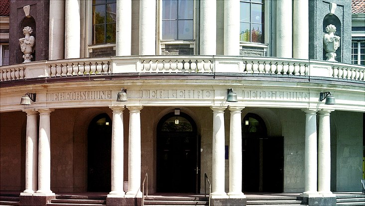 Eingang Hauptgeäude