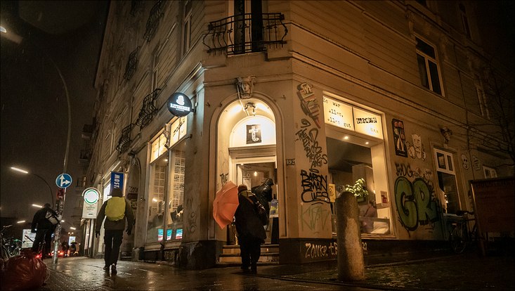 HRA Salon Der Ort der Veranstaltung am Abend: Die "Taugenichts Bar" in Hamburg von Außen.
