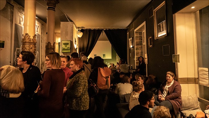 HRA Salon Die Teilnehmenden suchen sich in der Bar einen Platz.