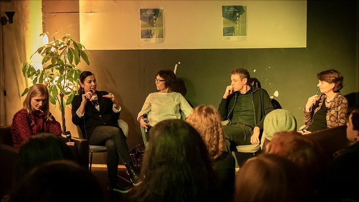 HRA Salon Dr. Reyhan Şahin antwortet auf eine Frage aus dem Publikum.