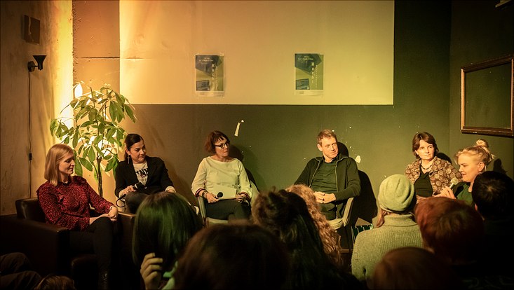 HRA Salon Die Gäste sitzen nebeneinander und hören den Fragen der Teilnehmenden zu.