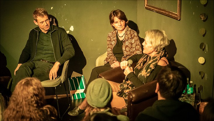 HRA Salon Die Podiumsgäste sitzen nebeneinander und sind in ein Gespräch vertieft.