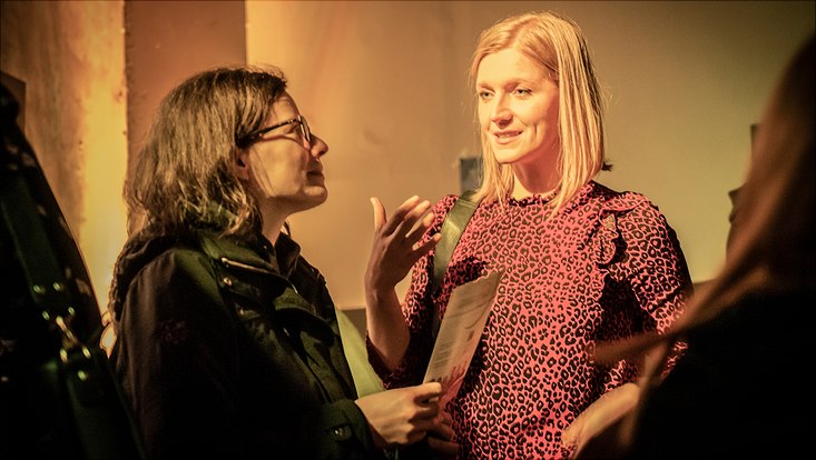 HRA Salon Gast Ann-Kristin Kolwes im Austausch mit einer Teilnehmerin.