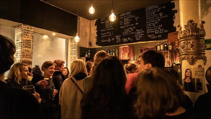 HRA Salon Nach der Diskussion bestellen die Teilnehmenden Getränke an der Bar.